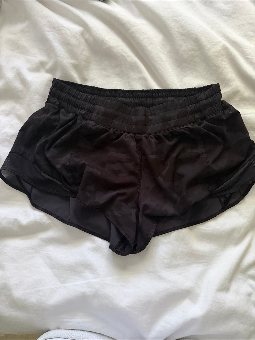 Lululemon Hotty hot short 2.5” black camo